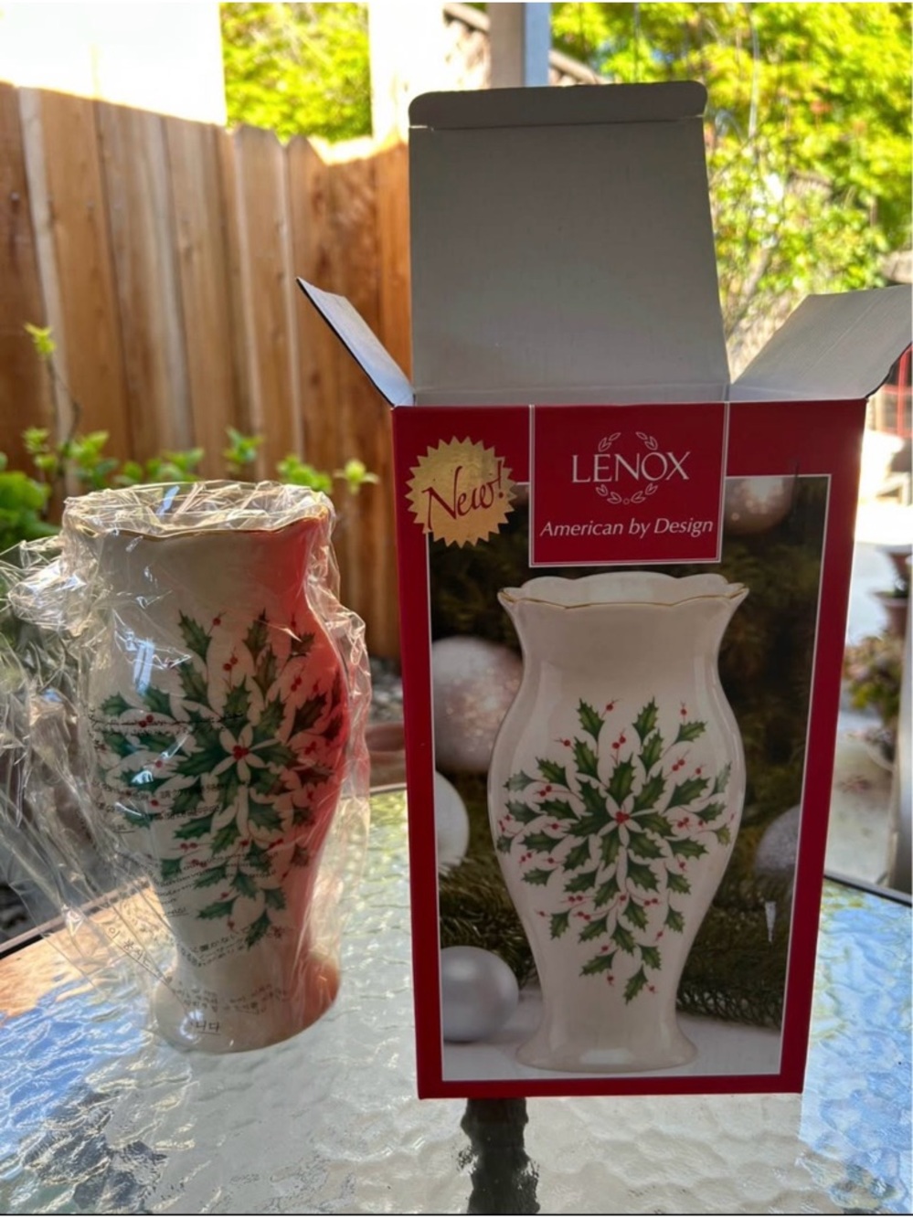 NIB Lenox White and Green Poinsettia Holiday Vase with Gold Trim